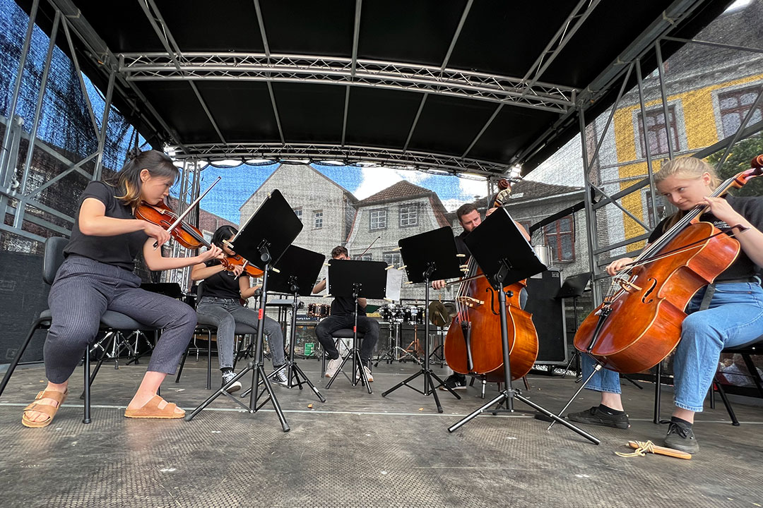 Musikerinnen und Musiker spielen auf einer Bühne beim SHMF Festivaltag 2022 in Rendsburg