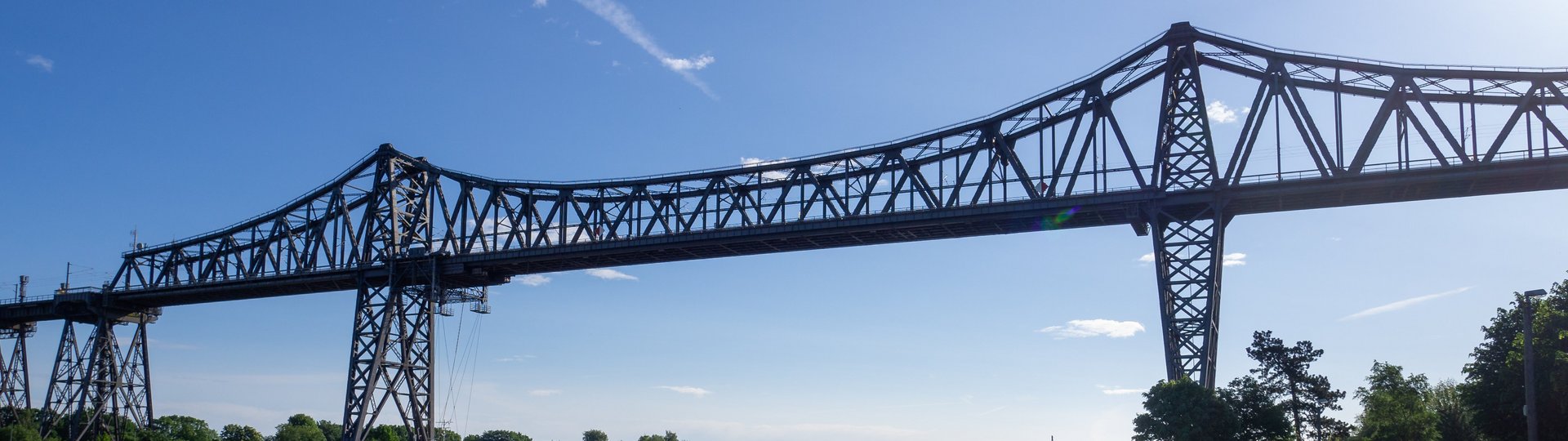 Die Rendsburger Eisenbahnhochbrücke vom Ufer des Kanals aus gesehen
