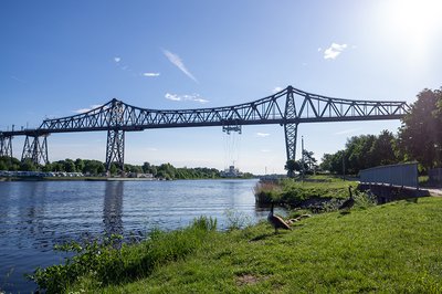 Die Eisenbahnhochbrücke über den Nord-Ostsee-Kanal mit der darunter verkehrenden Schwebewähre