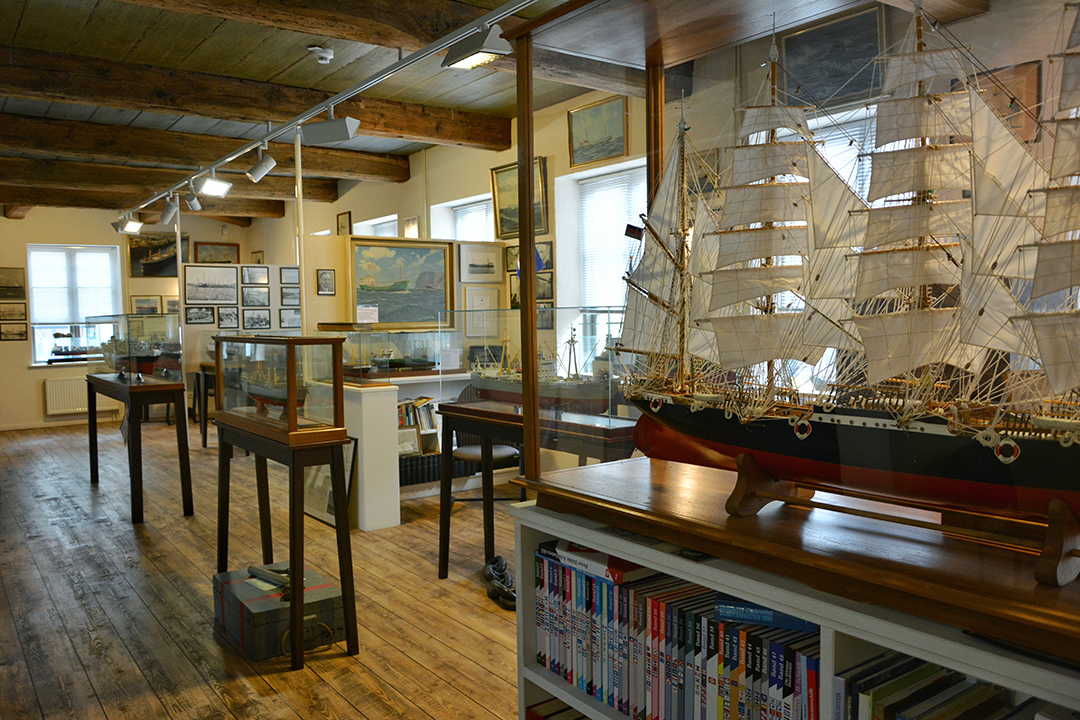 Blick in die Ausstellung des Schifffahrtsarchivs mit ausgestellten Schiffsmodellen
